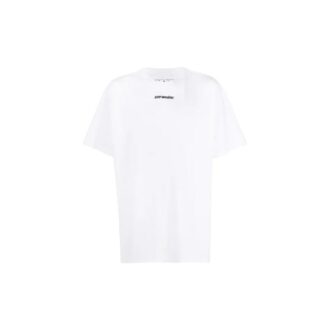 Camiseta blanca de cuello redondo, pantalones cortos y corte holgado con estampado de flecha en la espalda