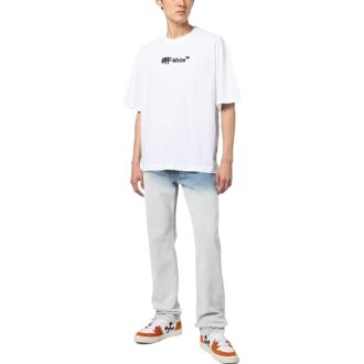 Camiseta con logo pintado con spray