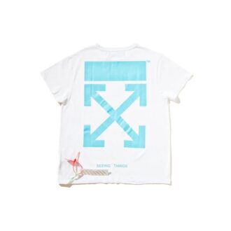 Camiseta de manga corta con eslogan y flecha azul, blanco