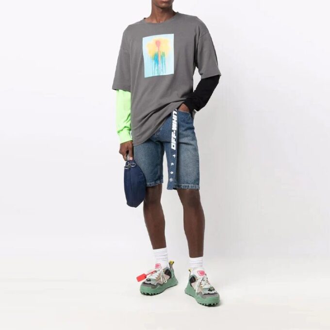 Camiseta gris de manga larga con estampado FW21