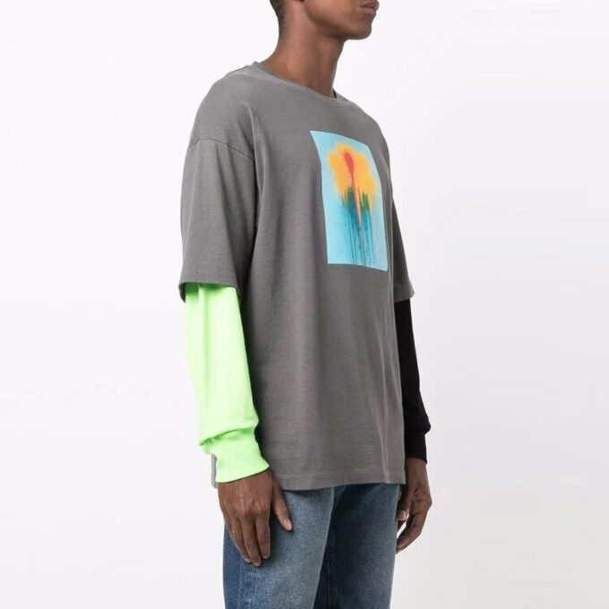 Camiseta gris de manga larga con estampado FW21