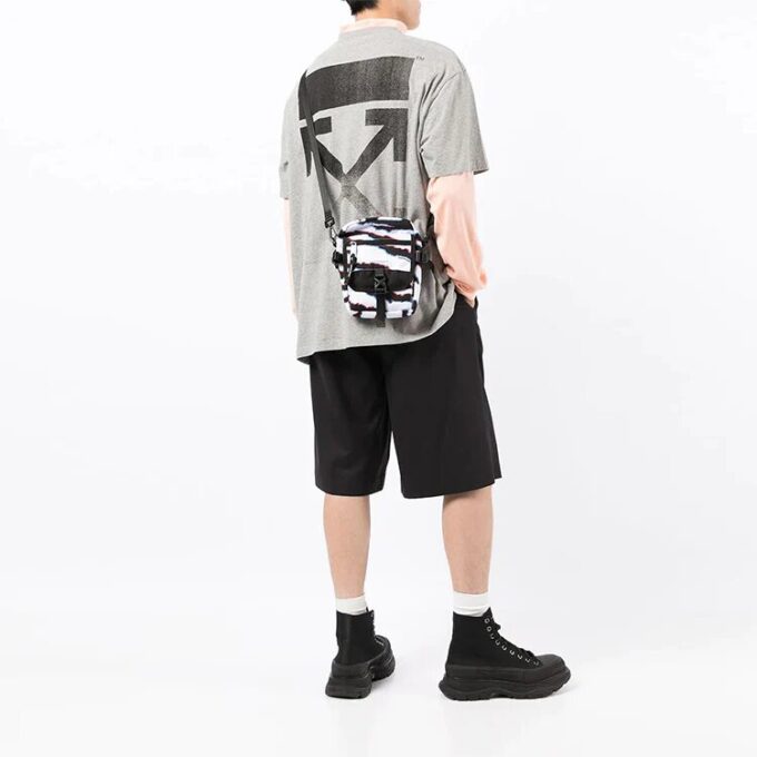 Camiseta gris de Off-White para hombre, colección FW21, con estampado del logotipo, cuello redondo, pantalones cortos y corte holgado