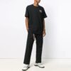 Camiseta negra de manga corta con estampado del logotipo