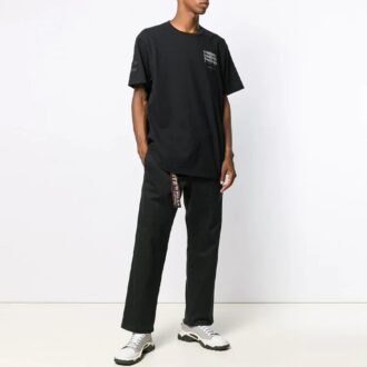 Camiseta negra de manga corta con estampado del logotipo
