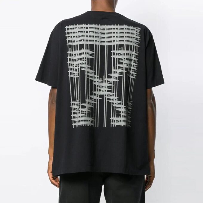 Camiseta negra de manga corta con estampado del logotipo