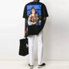 Camiseta negra de manga corta holgada con diseño de flecha azul de la colección 21SS