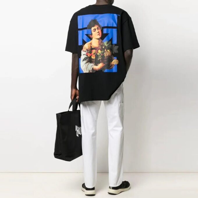 Camiseta negra de manga corta holgada con diseño de flecha azul de la colección 21SS