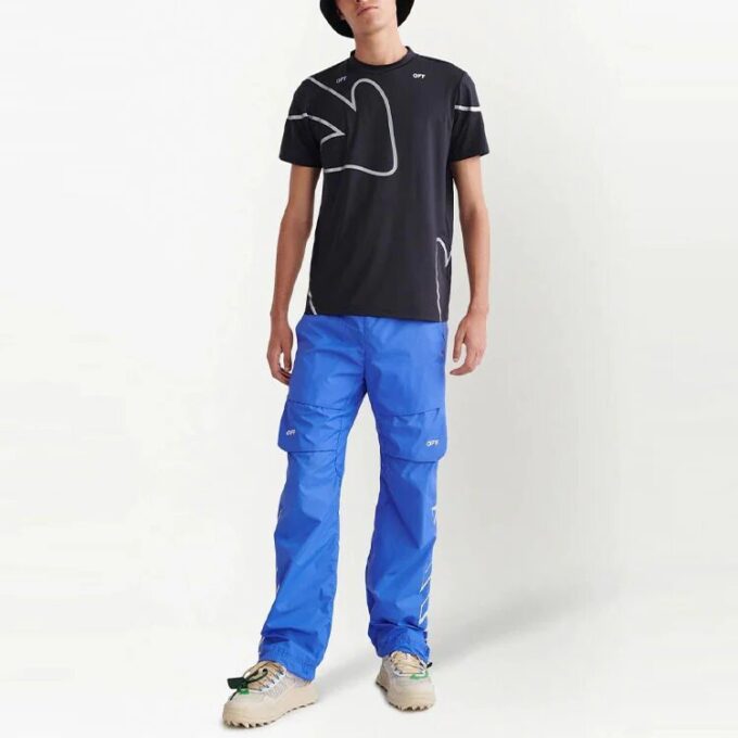 Camiseta negra de manga corta y corte ajustado con estampado de flechas y logotipo de Off-White para hombre, colección Otoño-Invierno 2022