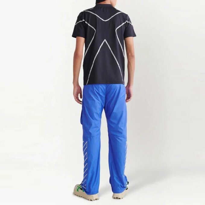 Camiseta negra de manga corta y corte ajustado con estampado de flechas y logotipo de Off-White para hombre, colección Otoño-Invierno 2022