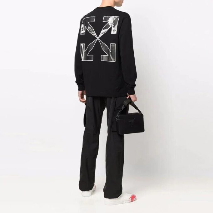 Camiseta negra de manga larga y corte holgado con estampado de flechas y letras Caravaggio de Off-White para hombre, colección primavera-verano 2022