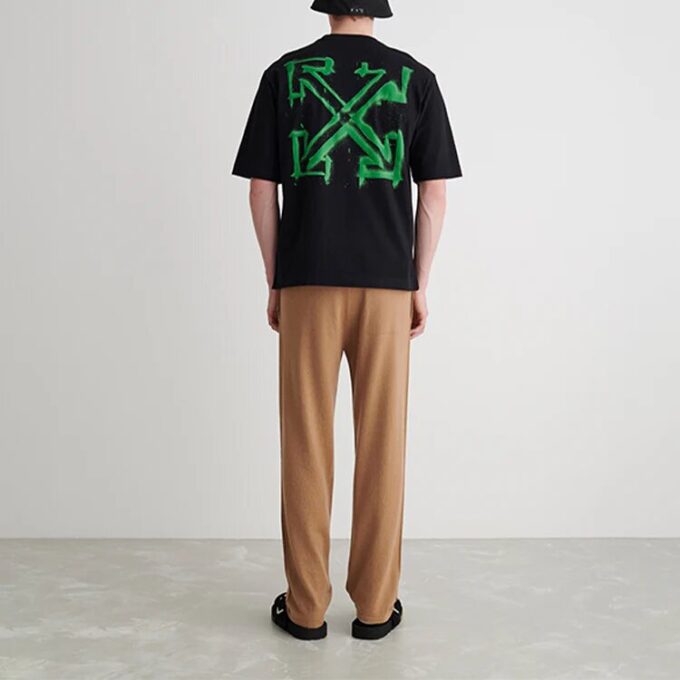 Camiseta Off-White para hombre de la colección SS22 con estampado de flechas pintadas con spray, de manga corta y corte holgado, en color negro