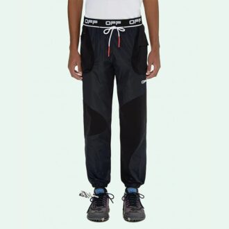 Pantalones largos deportivos ajustados con cordón y estampado de flecha del logotipo, color negro