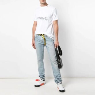 Versión estándar de manga corta con estampado en el pecho, color blanco